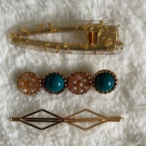 3 hair clips $8